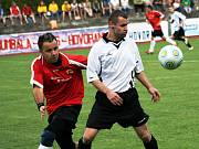 Zkušený útočník Hovoran Miroslav Zemánek (v bílém) pomohl Zemasu k postupu do okresního přeboru. Na konci května si na městském stadionu v Kyjově zahraje ve finále okresního poháru. Zkušený útočník Hovoran Miroslav Zemánek (v bílém) pomohl Zemasu k postupu do okresního přeboru. Na konci května si na městském stadionu v Kyjově zahraje ve finále okresního poháru.